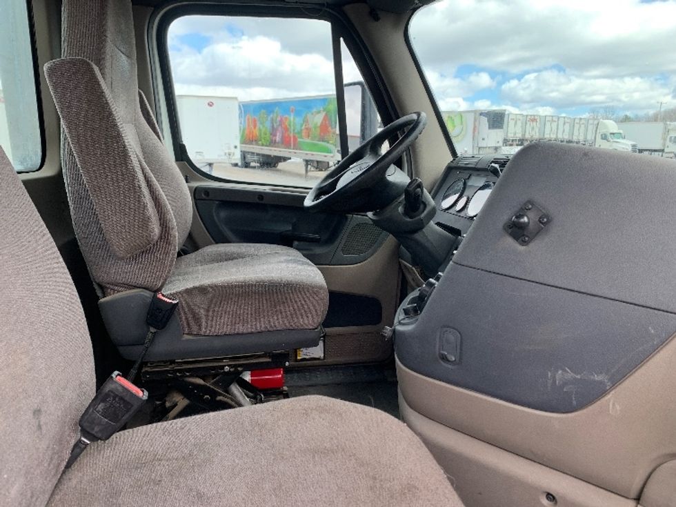 Day Cab Tractor-Heavy Duty Tractors-Freightliner-2020-Cascadia 12564ST-Pottsville-PA-390,102\n\t\tmiles-$ 42,750 - Image 14