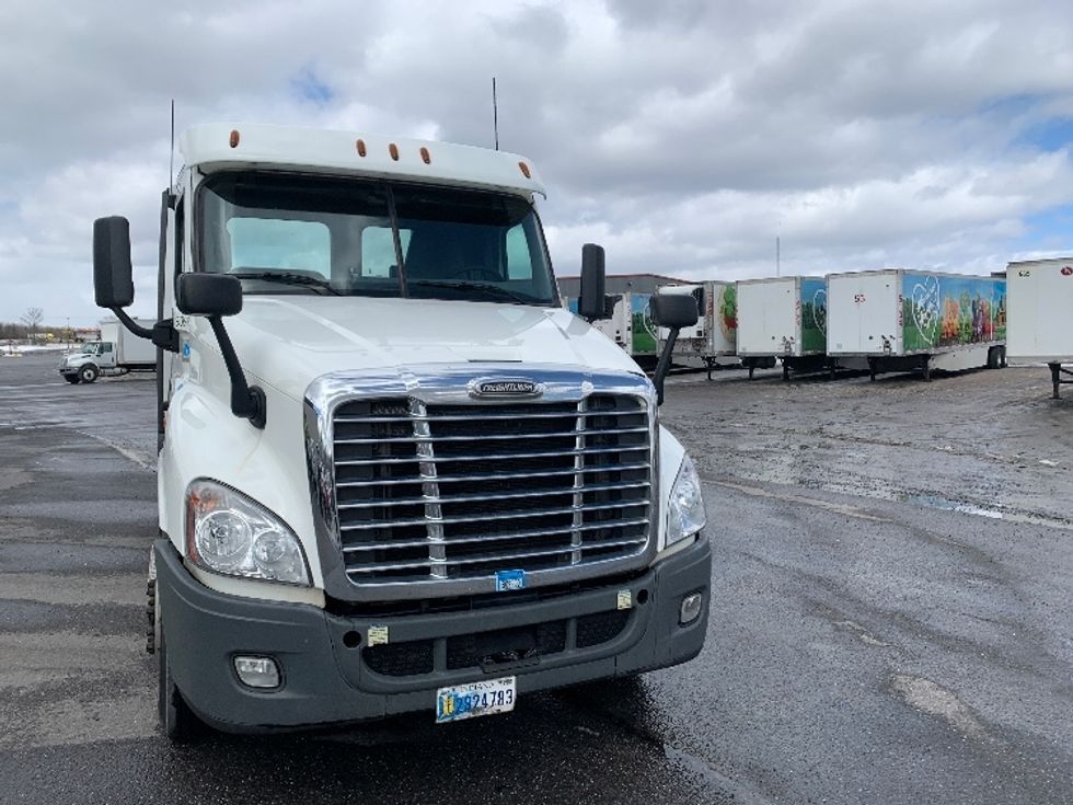 Day Cab Tractor-Heavy Duty Tractors-Freightliner-2020-Cascadia 12564ST-Pottsville-PA-390,102\n\t\tmiles-$ 42,750 - Image 2
