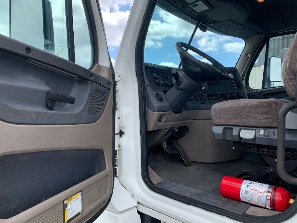 Day Cab Tractor-Heavy Duty Tractors-Freightliner-2020-Cascadia 12564ST-Pottsville-PA-390,102\n\t\tmiles-$ 42,750 - Image 9