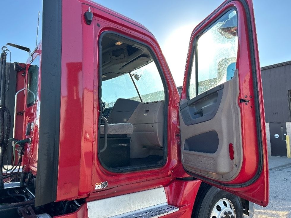 Day Cab Tractor-Heavy Duty Tractors-Freightliner-2020-Cascadia 12564ST-Saginaw-MI-485,881\n\t\tmiles-$ 45,500 - Image 12