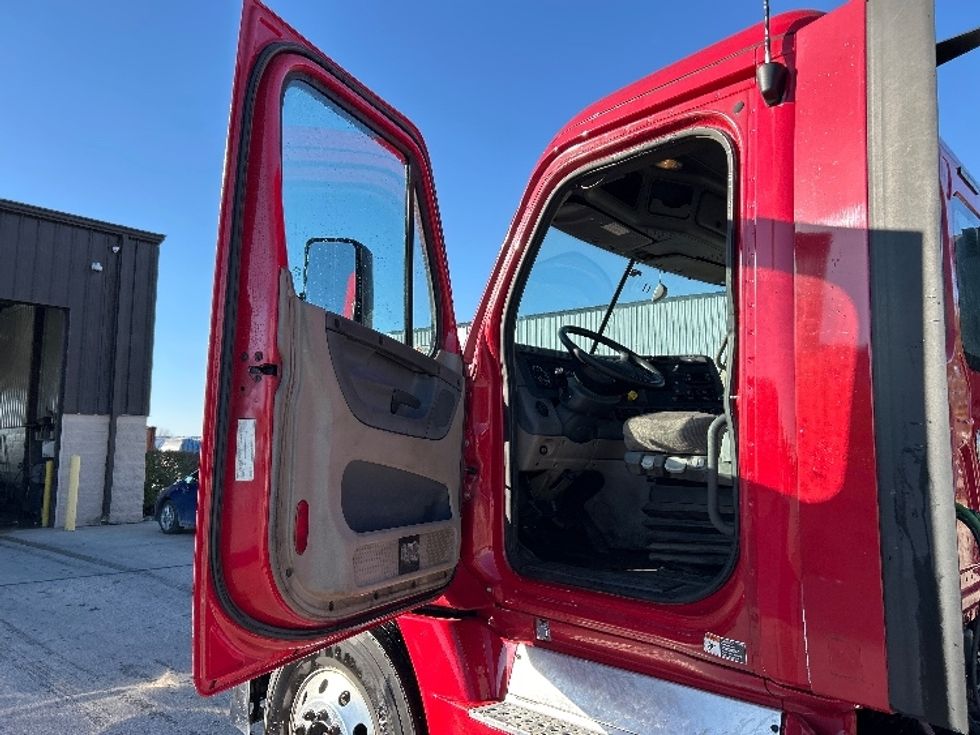 Day Cab Tractor-Heavy Duty Tractors-Freightliner-2020-Cascadia 12564ST-Saginaw-MI-485,881\n\t\tmiles-$ 45,500 - Image 9