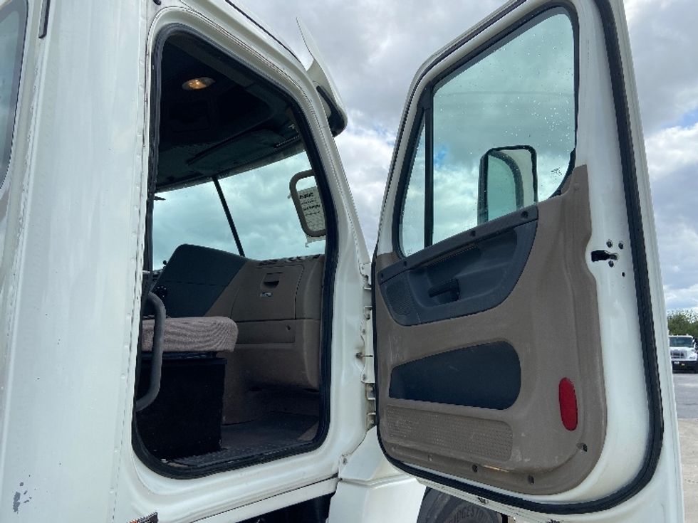 Day Cab Tractor-Heavy Duty Tractors-Freightliner-2020-Cascadia 12564ST-San Antonio-TX-346,529\n\t\tmiles-$ 50,250 - Image 12