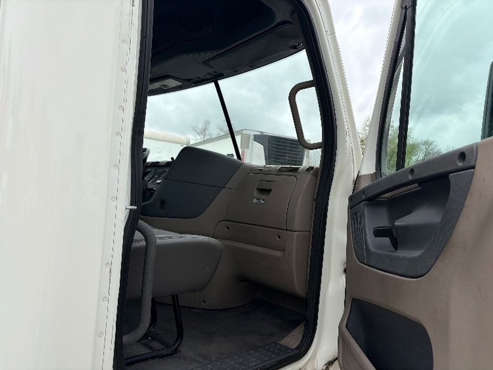 Day Cab Tractor-Heavy Duty Tractors-Freightliner-2020-Cascadia 12564ST-San Antonio-TX-359,823\n\t\tmiles-$ 47,750 - Image 12