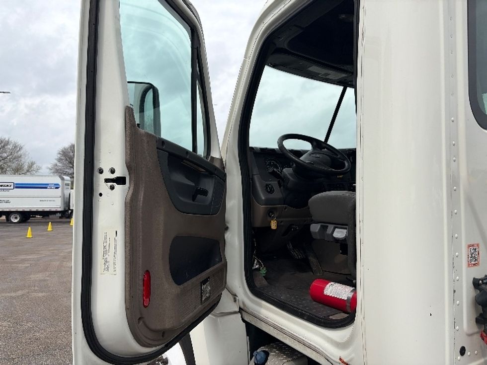 Day Cab Tractor-Heavy Duty Tractors-Freightliner-2020-Cascadia 12564ST-San Antonio-TX-359,823\n\t\tmiles-$ 47,750 - Image 9