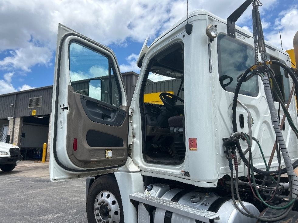 Day Cab Tractor-Heavy Duty Tractors-Freightliner-2020-Cascadia 12564ST-San Antonio-TX-372,290\n\t\tmiles-$ 51,750 - Image 9