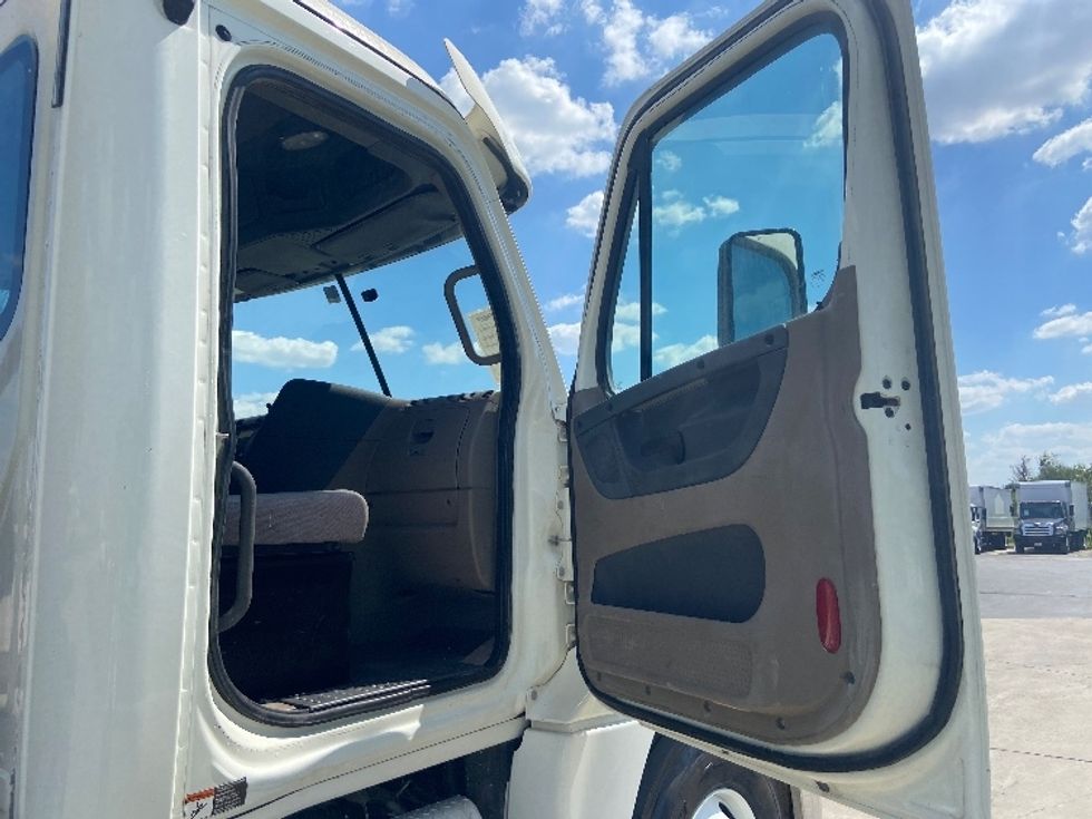 Day Cab Tractor-Heavy Duty Tractors-Freightliner-2020-Cascadia 12564ST-San Antonio-TX-413,867\n\t\tmiles-$ 43,500 - Image 12