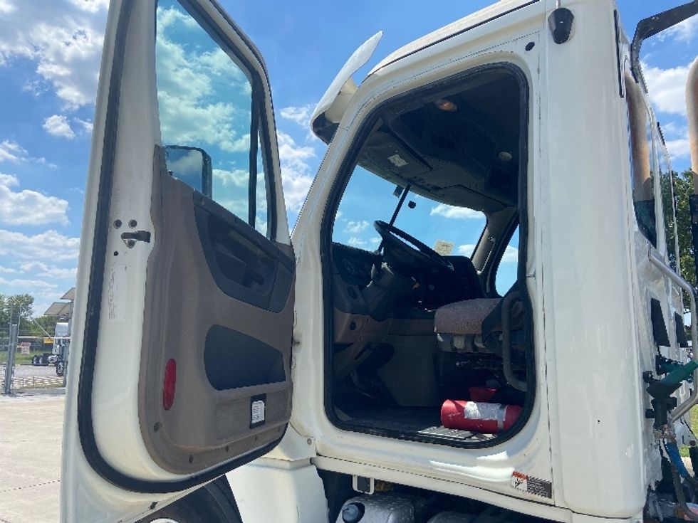 Day Cab Tractor-Heavy Duty Tractors-Freightliner-2020-Cascadia 12564ST-San Antonio-TX-413,867\n\t\tmiles-$ 43,500 - Image 9