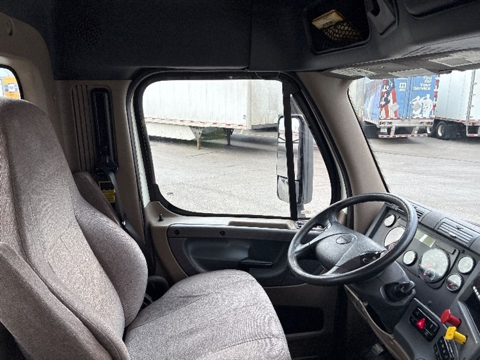 Day Cab Tractor-Heavy Duty Tractors-Freightliner-2020-Cascadia 12564ST-South Bend-IN-668,020\n\t\tmiles-$ 30,250 - Image 14