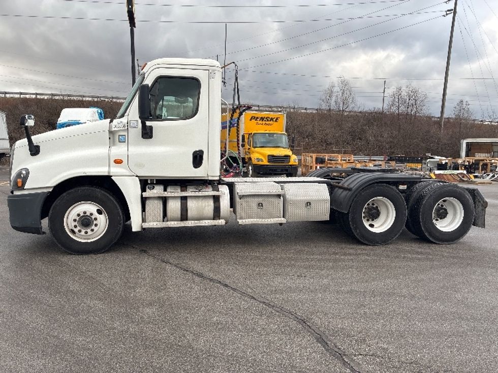 Day Cab Tractor-Heavy Duty Tractors-Freightliner-2020-Cascadia 12564ST-South Bend-IN-668,020\n\t\tmiles-$ 30,250 - Image 4