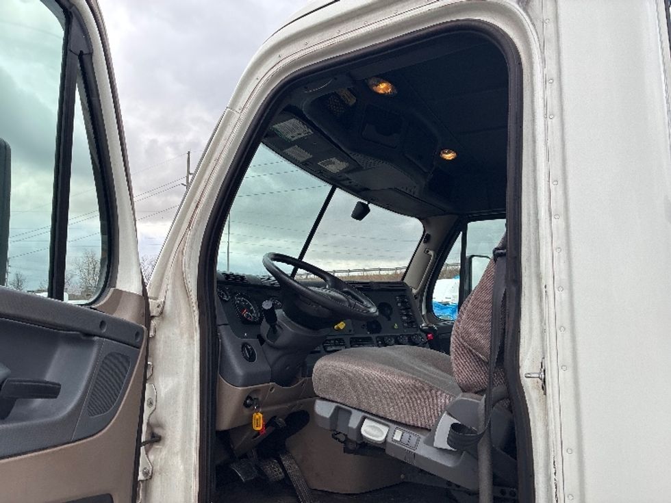 Day Cab Tractor-Heavy Duty Tractors-Freightliner-2020-Cascadia 12564ST-South Bend-IN-668,020\n\t\tmiles-$ 30,250 - Image 9