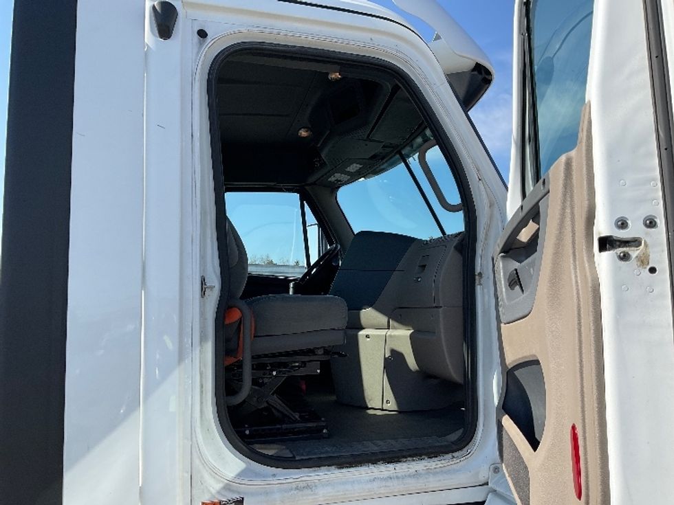 Day Cab Tractor-Heavy Duty Tractors-Freightliner-2020-Cascadia 12564ST-South Portland-ME-337,323\n\t\tmiles-$ 36,000 - Image 12