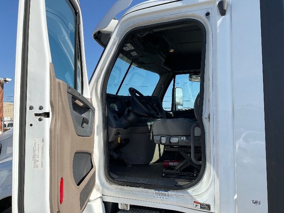 Day Cab Tractor-Heavy Duty Tractors-Freightliner-2020-Cascadia 12564ST-South Portland-ME-337,323\n\t\tmiles-$ 36,000 - Image 9