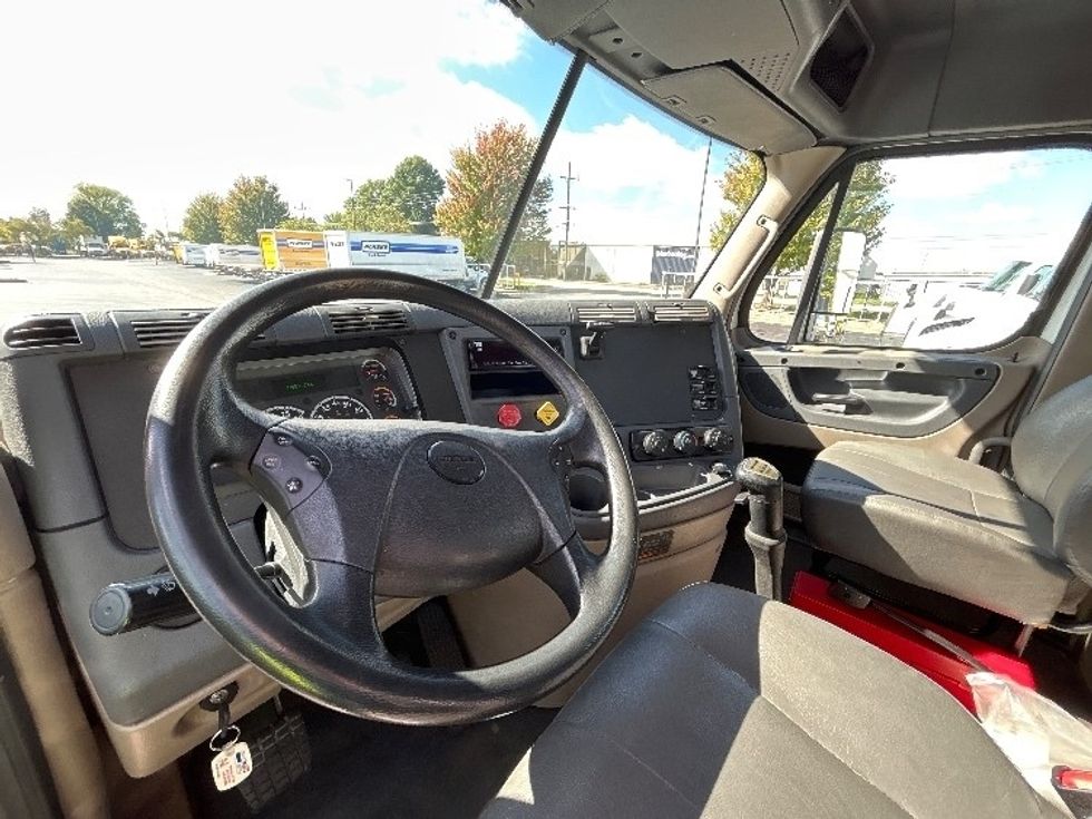 Day Cab Tractor-Heavy Duty Tractors-Freightliner-2020-Cascadia 12564ST-Springfield-MO-147,650\n\t\tmiles-$ 57,750 - Image 10