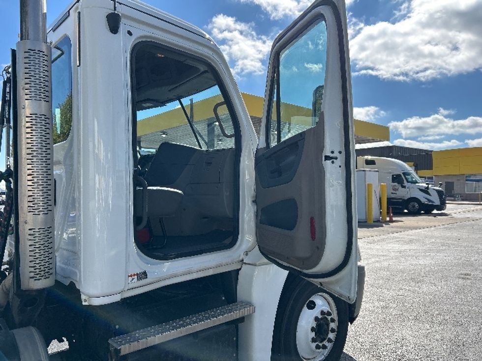 Day Cab Tractor-Heavy Duty Tractors-Freightliner-2020-Cascadia 12564ST-Springfield-MO-147,650\n\t\tmiles-$ 57,750 - Image 11