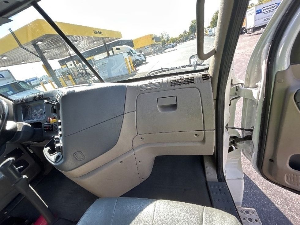 Day Cab Tractor-Heavy Duty Tractors-Freightliner-2020-Cascadia 12564ST-Springfield-MO-147,650\n\t\tmiles-$ 57,750 - Image 12