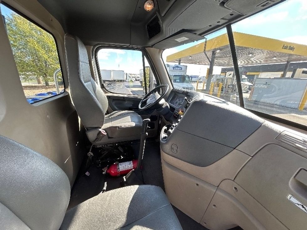 Day Cab Tractor-Heavy Duty Tractors-Freightliner-2020-Cascadia 12564ST-Springfield-MO-147,650\n\t\tmiles-$ 57,750 - Image 13