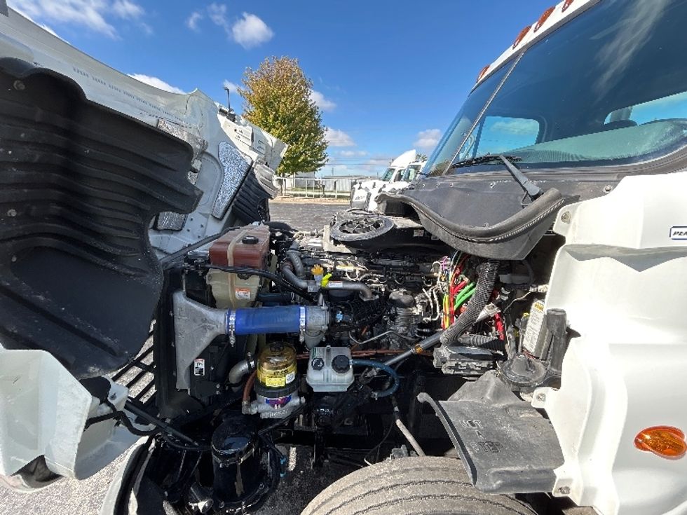 Day Cab Tractor-Heavy Duty Tractors-Freightliner-2020-Cascadia 12564ST-Springfield-MO-147,650\n\t\tmiles-$ 57,750 - Image 15