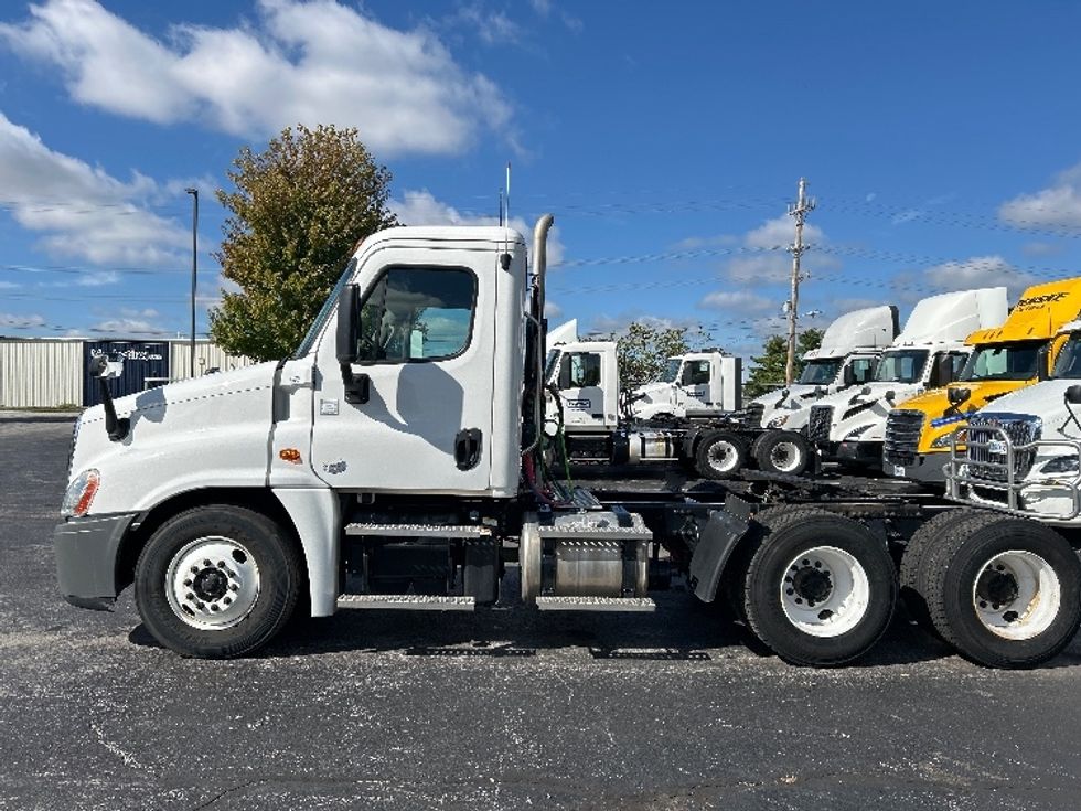Day Cab Tractor-Heavy Duty Tractors-Freightliner-2020-Cascadia 12564ST-Springfield-MO-147,650\n\t\tmiles-$ 57,750 - Image 4