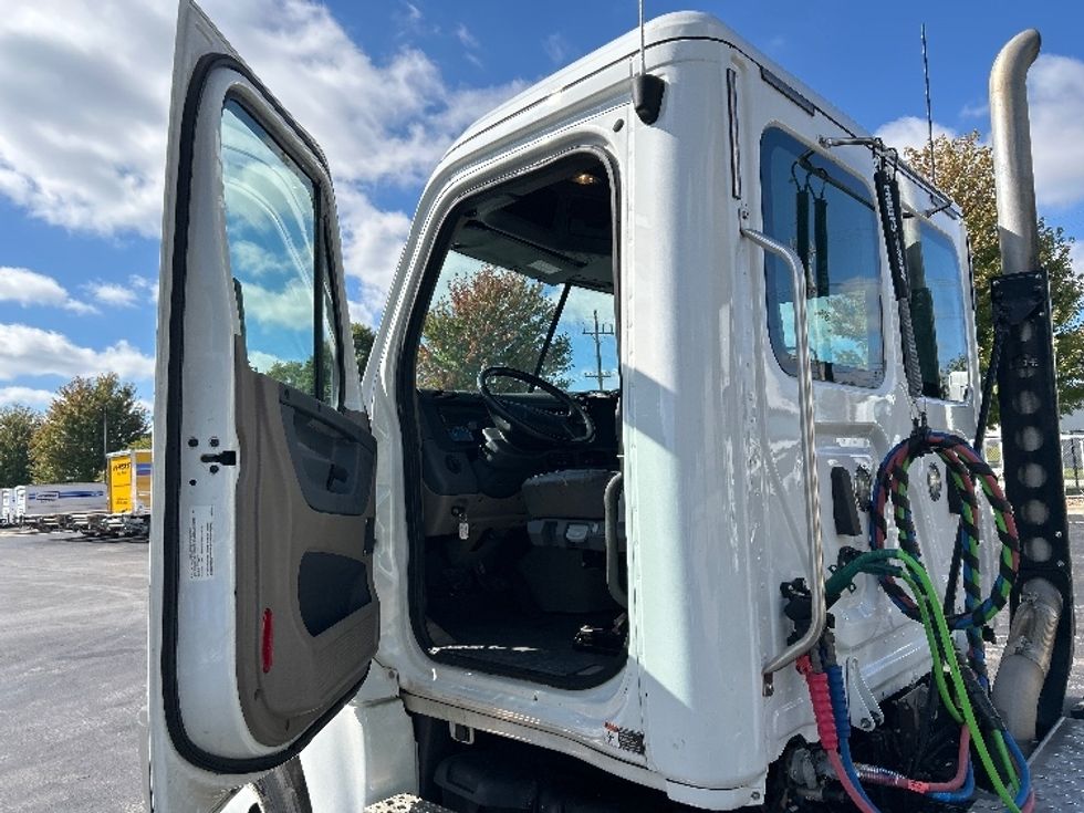 Day Cab Tractor-Heavy Duty Tractors-Freightliner-2020-Cascadia 12564ST-Springfield-MO-147,650\n\t\tmiles-$ 57,750 - Image 9