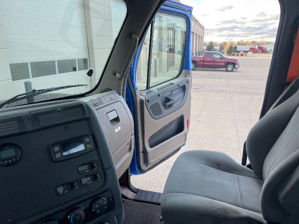 Day Cab Tractor-Heavy Duty Tractors-Freightliner-2020-Cascadia 12564ST-Sturtevant-WI-283,720\n\t\tmiles-$ 69,500 - Image 10