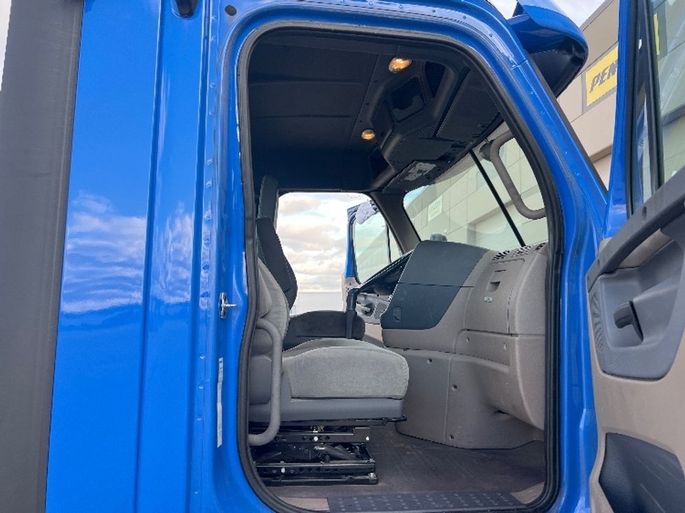 Day Cab Tractor-Heavy Duty Tractors-Freightliner-2020-Cascadia 12564ST-Sturtevant-WI-283,720\n\t\tmiles-$ 69,500 - Image 12