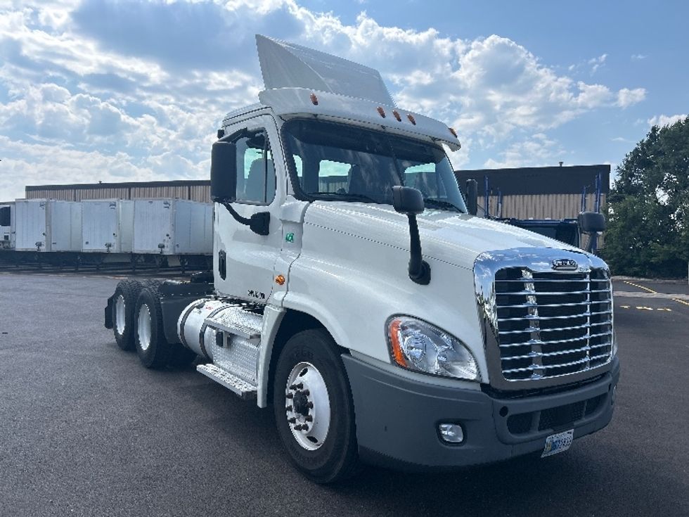Day Cab Tractor-Heavy Duty Tractors-Freightliner-2020-Cascadia 12564ST-Sturtevant-WI-438,967\n\t\tmiles-$ 40,250 - Image 1