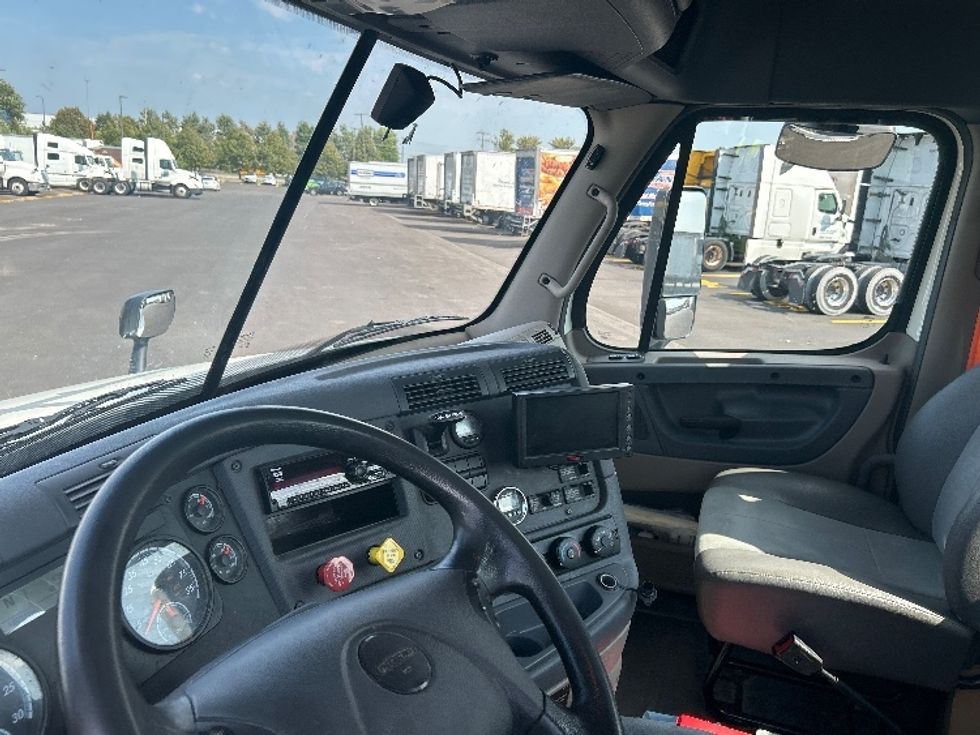 Day Cab Tractor-Heavy Duty Tractors-Freightliner-2020-Cascadia 12564ST-Sturtevant-WI-438,967\n\t\tmiles-$ 40,250 - Image 10