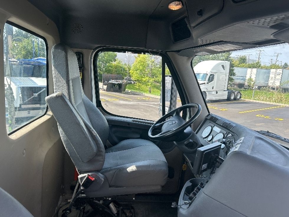 Day Cab Tractor-Heavy Duty Tractors-Freightliner-2020-Cascadia 12564ST-Sturtevant-WI-438,967\n\t\tmiles-$ 40,250 - Image 14