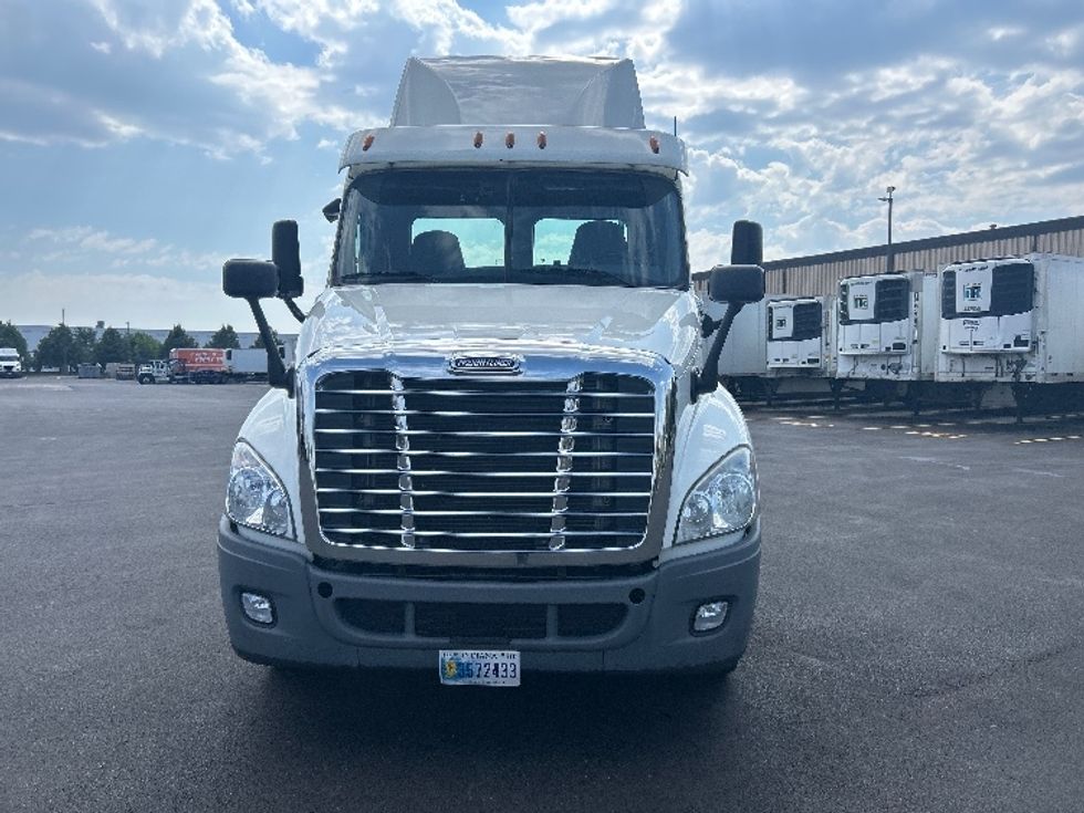 Day Cab Tractor-Heavy Duty Tractors-Freightliner-2020-Cascadia 12564ST-Sturtevant-WI-438,967\n\t\tmiles-$ 40,250 - Image 2