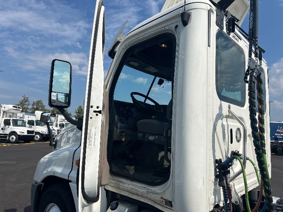 Day Cab Tractor-Heavy Duty Tractors-Freightliner-2020-Cascadia 12564ST-Sturtevant-WI-438,967\n\t\tmiles-$ 40,250 - Image 9