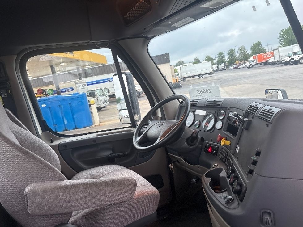 Day Cab Tractor-Heavy Duty Tractors-Freightliner-2020-Cascadia 12564ST-Sturtevant-WI-71,980\n\t\tmiles-$ 65,500 - Image 14