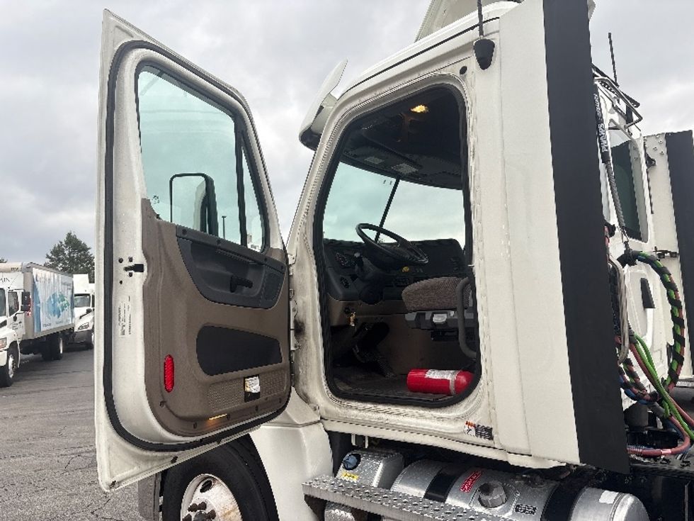 Day Cab Tractor-Heavy Duty Tractors-Freightliner-2020-Cascadia 12564ST-Sturtevant-WI-71,980\n\t\tmiles-$ 65,500 - Image 9