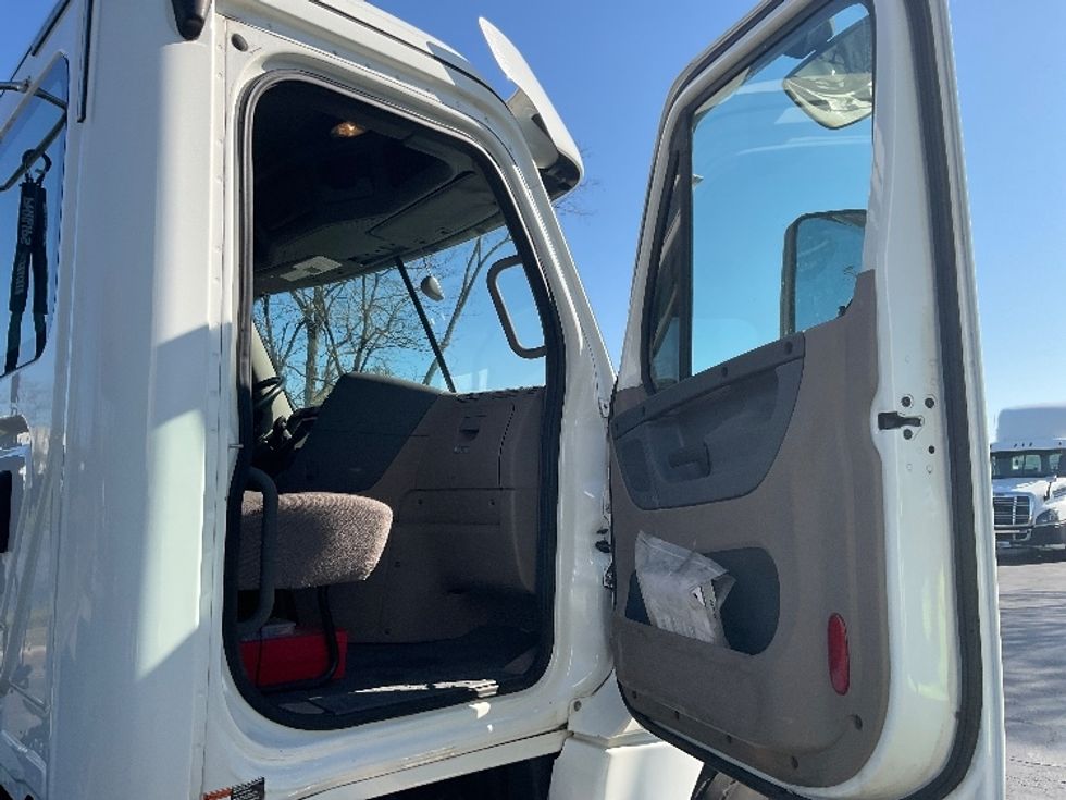 Day Cab Tractor-Heavy Duty Tractors-Freightliner-2020-Cascadia 12564ST-Swedesboro-NJ-146,473\n\t\tmiles-$ 57,000 - Image 12