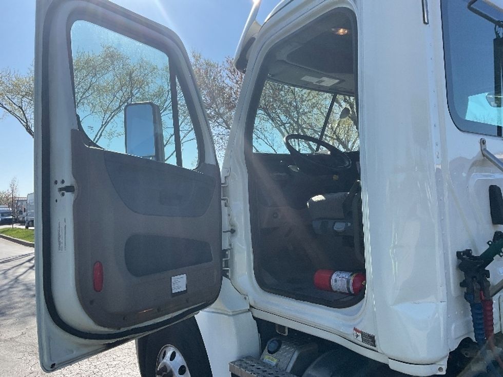 Day Cab Tractor-Heavy Duty Tractors-Freightliner-2020-Cascadia 12564ST-Swedesboro-NJ-146,473\n\t\tmiles-$ 57,000 - Image 9
