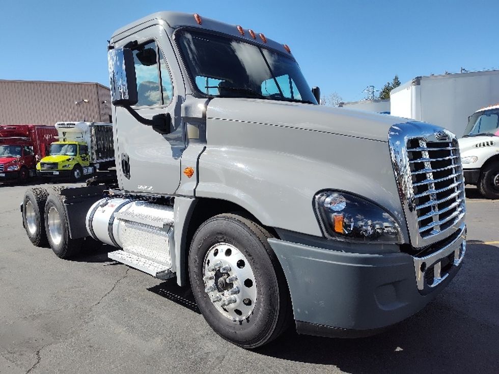 Day Cab Tractor-Heavy Duty Tractors-Freightliner-2020-Cascadia 12564ST-Tacoma-WA-203,587\n\t\tmiles-$ 53,000 - Image 1