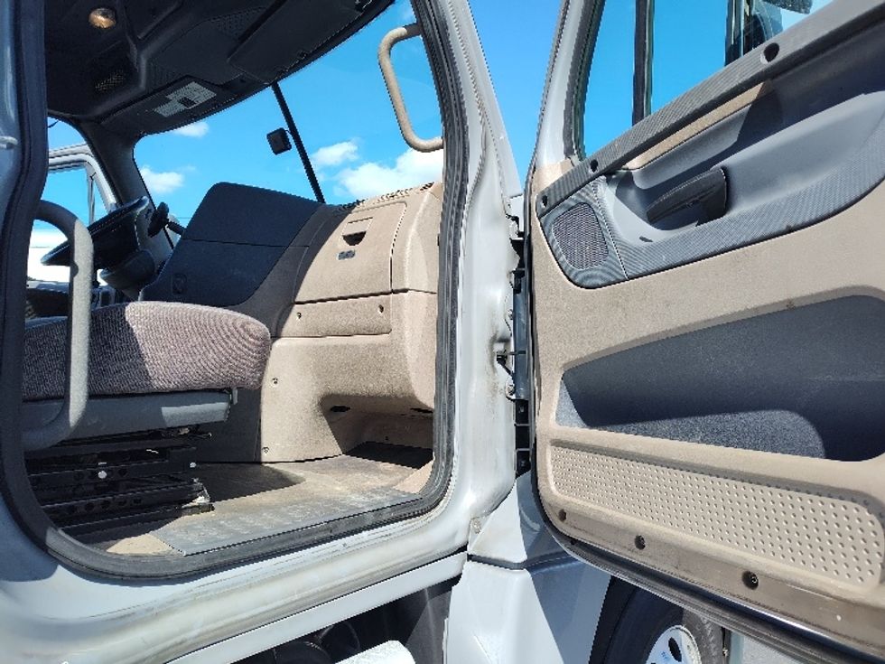 Day Cab Tractor-Heavy Duty Tractors-Freightliner-2020-Cascadia 12564ST-Tacoma-WA-203,587\n\t\tmiles-$ 53,000 - Image 12