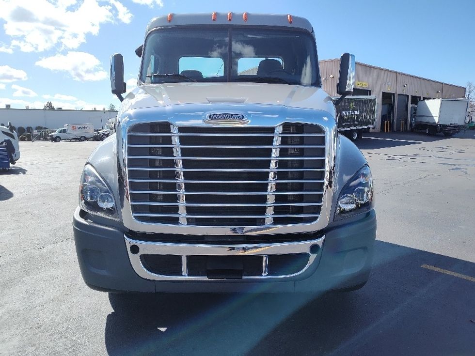 Day Cab Tractor-Heavy Duty Tractors-Freightliner-2020-Cascadia 12564ST-Tacoma-WA-203,587\n\t\tmiles-$ 53,000 - Image 2