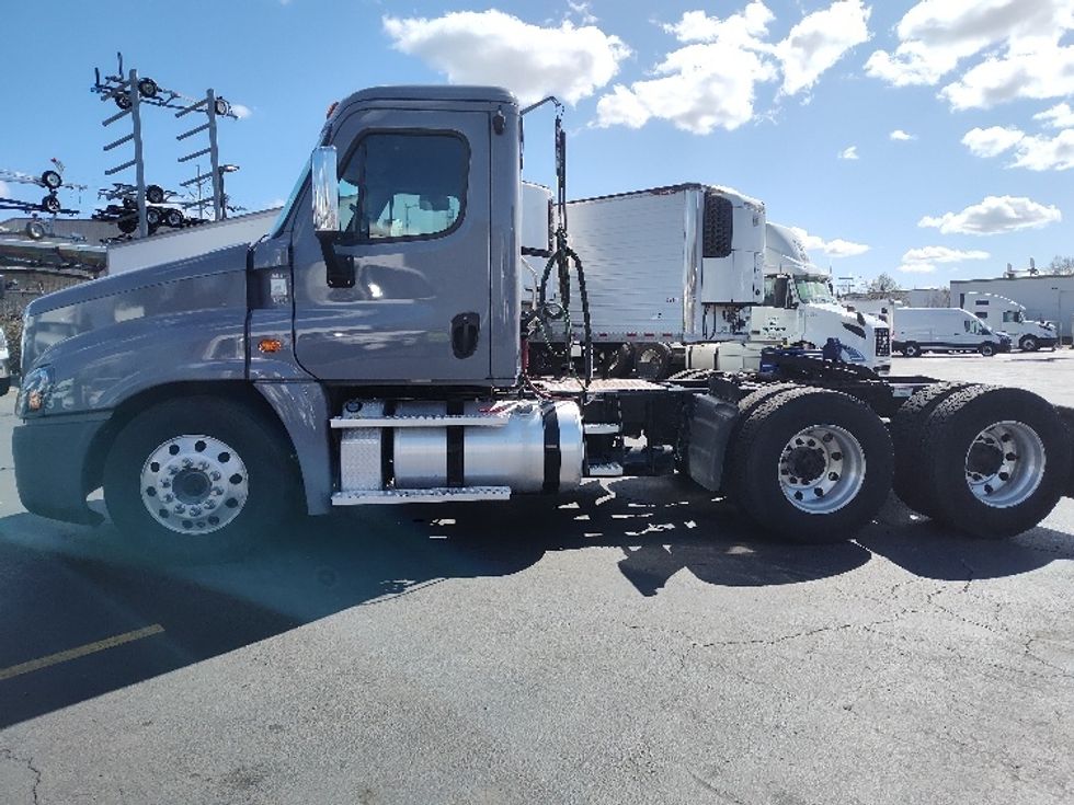 Day Cab Tractor-Heavy Duty Tractors-Freightliner-2020-Cascadia 12564ST-Tacoma-WA-203,587\n\t\tmiles-$ 53,000 - Image 4