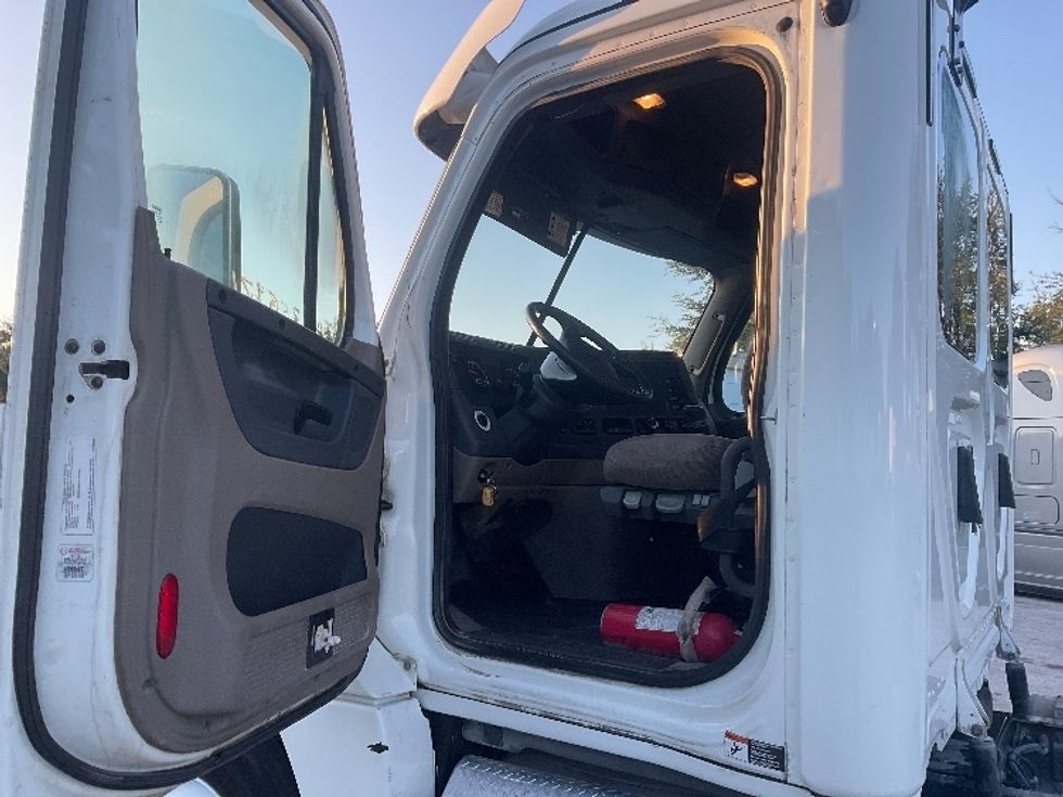 Day Cab Tractor-Heavy Duty Tractors-Freightliner-2020-Cascadia 12564ST-Tampa-FL-280,858\n\t\tmiles-$ 48,750 - Image 9