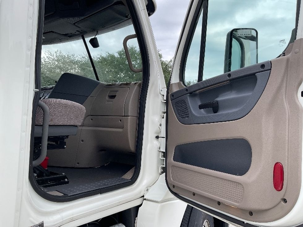 Day Cab Tractor-Heavy Duty Tractors-Freightliner-2020-Cascadia 12564ST-Tampa-FL-326,693\n\t\tmiles-$ 51,250 - Image 12