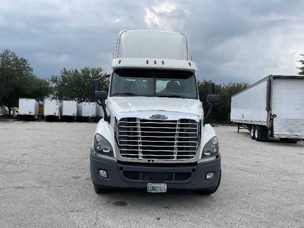 Day Cab Tractor-Heavy Duty Tractors-Freightliner-2020-Cascadia 12564ST-Tampa-FL-326,693\n\t\tmiles-$ 51,250 - Image 2