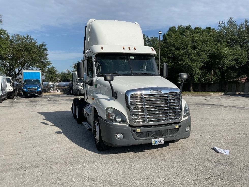 Day Cab Tractor-Heavy Duty Tractors-Freightliner-2020-Cascadia 12564ST-Tampa-FL-335,506\n\t\tmiles-$ 45,750 - Image 1