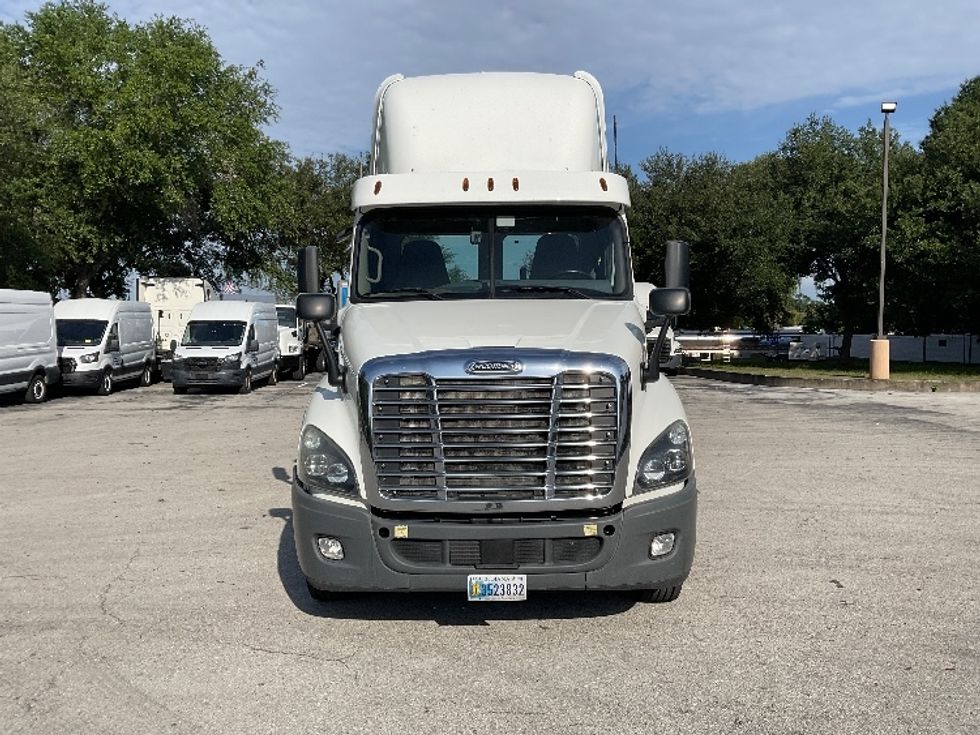 Day Cab Tractor-Heavy Duty Tractors-Freightliner-2020-Cascadia 12564ST-Tampa-FL-335,506\n\t\tmiles-$ 45,750 - Image 2