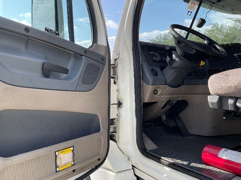 Day Cab Tractor-Heavy Duty Tractors-Freightliner-2020-Cascadia 12564ST-Tampa-FL-335,506\n\t\tmiles-$ 45,750 - Image 9
