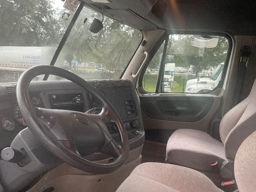 Day Cab Tractor-Heavy Duty Tractors-Freightliner-2020-Cascadia 12564ST-Tampa-FL-404,982\n\t\tmiles-$ 47,000 - Image 10