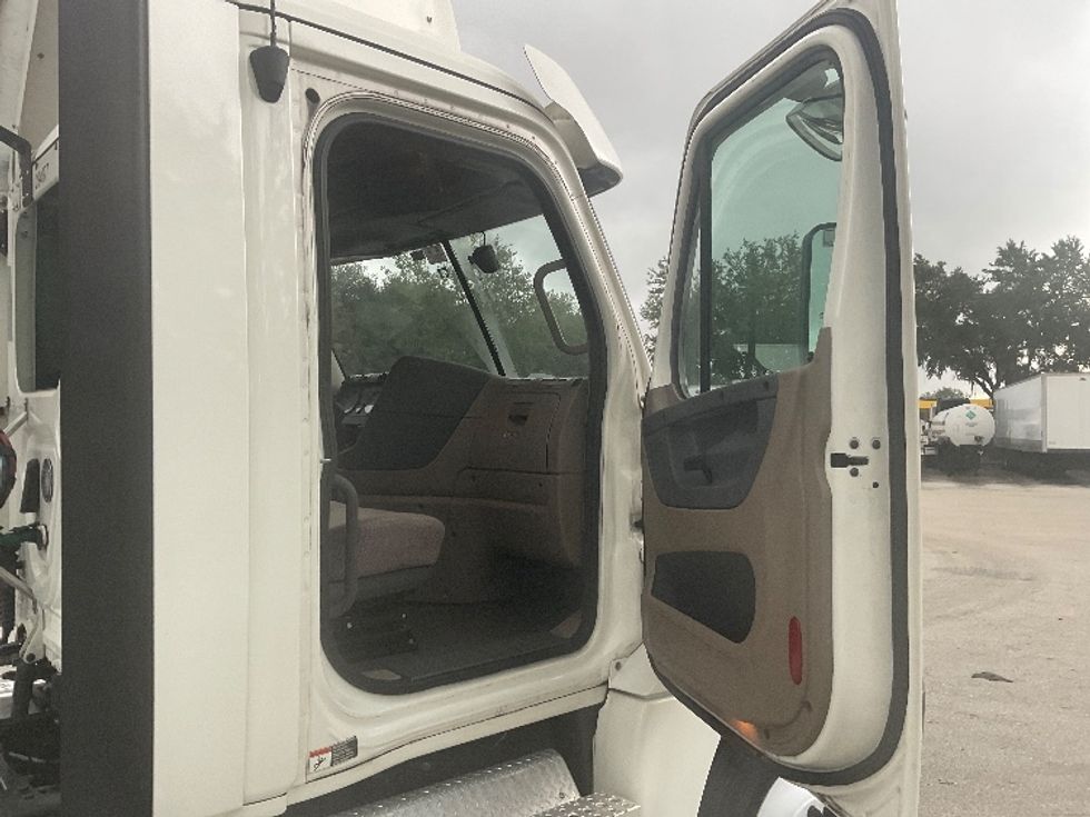 Day Cab Tractor-Heavy Duty Tractors-Freightliner-2020-Cascadia 12564ST-Tampa-FL-404,982\n\t\tmiles-$ 47,000 - Image 12