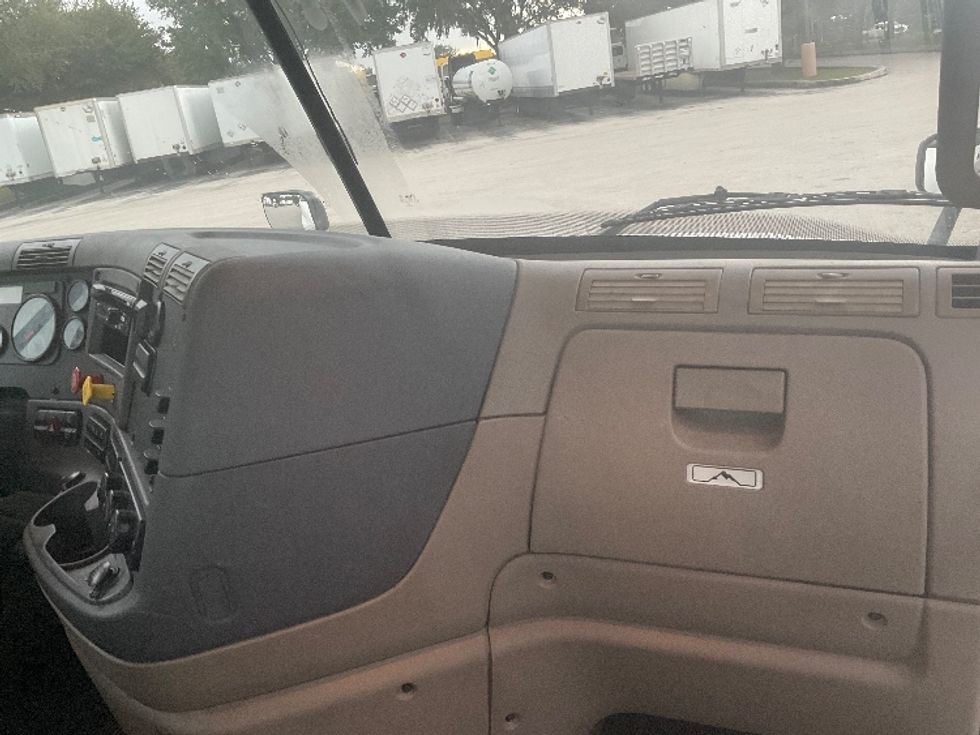 Day Cab Tractor-Heavy Duty Tractors-Freightliner-2020-Cascadia 12564ST-Tampa-FL-404,982\n\t\tmiles-$ 47,000 - Image 13