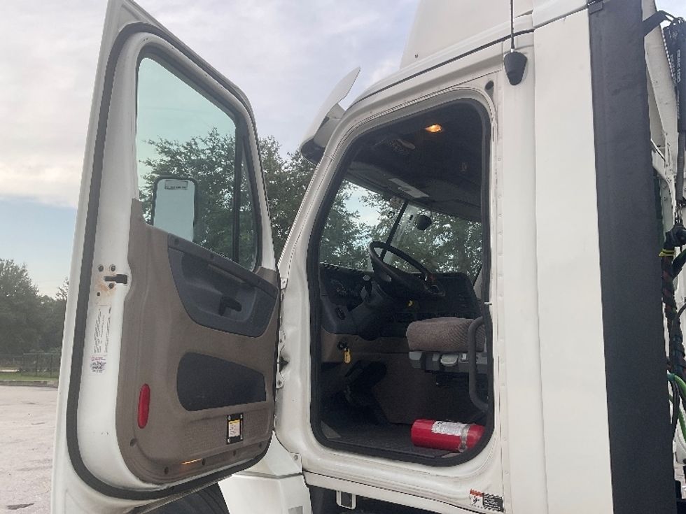 Day Cab Tractor-Heavy Duty Tractors-Freightliner-2020-Cascadia 12564ST-Tampa-FL-404,982\n\t\tmiles-$ 47,000 - Image 9