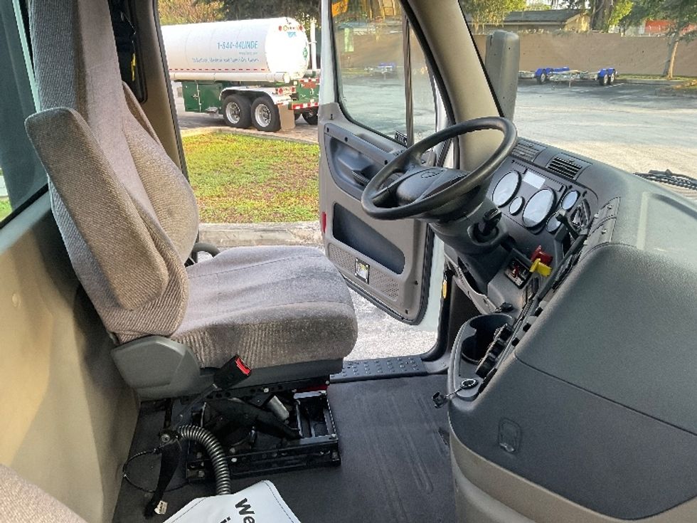 Day Cab Tractor-Heavy Duty Tractors-Freightliner-2020-Cascadia 12564ST-Tampa-FL-479,955\n\t\tmiles-$ 43,000 - Image 14