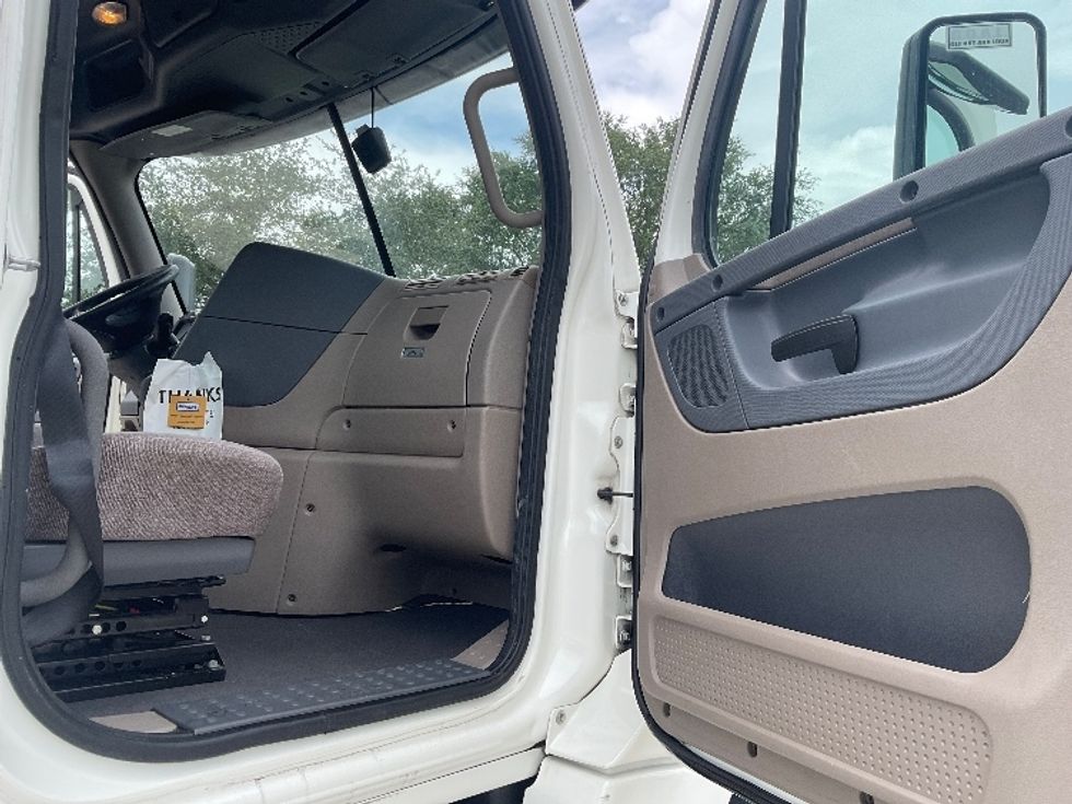 Day Cab Tractor-Heavy Duty Tractors-Freightliner-2020-Cascadia 12564ST-Tampa-FL-481,452\n\t\tmiles-$ 43,000 - Image 12